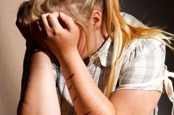 عاشر ابنة الـ 14 لإجبار أهلها على...