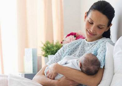 كيف يؤثر سنّ المرأة عند الإنجاب على طول عمرها؟