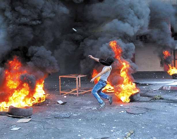 الوحشيّة الإسرائيليّة مُستمرّة ضدّ الفلسطينيين وهم يُقاومون
حكومة العدو : لا دولة فلسطينيّة ــ أوباما وكلنيتون : لإحياء السلام