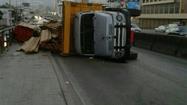 إرتطام شاحنة بمبنى في بعلبك