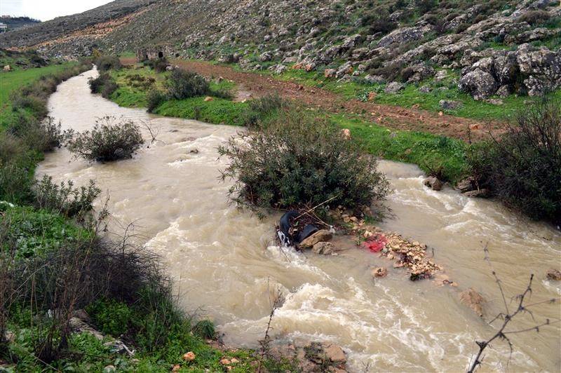 ازالة  الاوساخ والردميات من مجرى الزهراني