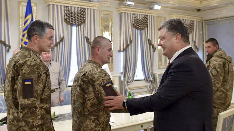 بوروشينكو يوقع قانونا يسمح باستخدام المرتزقة الأجانب في أوكرانيا