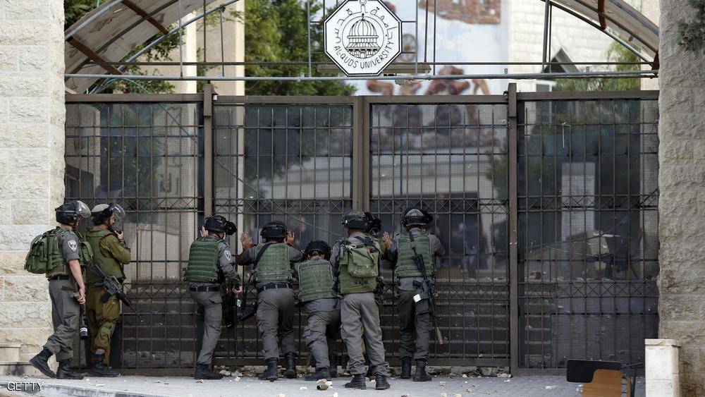 إسرائيل تغلق مداخل مدن بالضفة.. واقتحام إذاعة فلسطينية