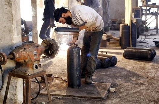 بالصور.. ورشات تصنيع الأسلحة في سوريا تزدهر والمعارضة تسعى لتطويرها