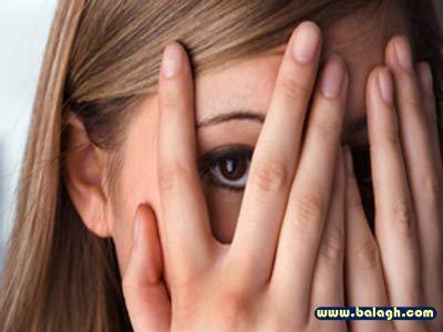 بالفيديو: شباب يرمون فتاة عارية بالقوة  من سيارتهم