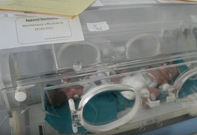 بالفيديو… سيدة تنجب أربعة توائم رغم صراعها مع مرض السرطان