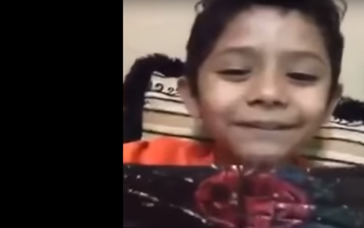 فيديو صادم.. أب يعلم طفله التمييز بين أنواع المخدرات