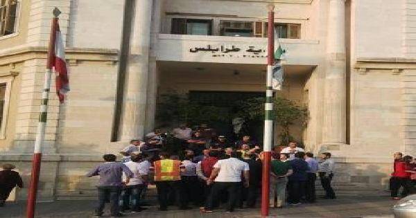 اعتصام لهيئة انقاذ طرابلس امام البلدية رفضا لتمرير مشروع مرآب التل