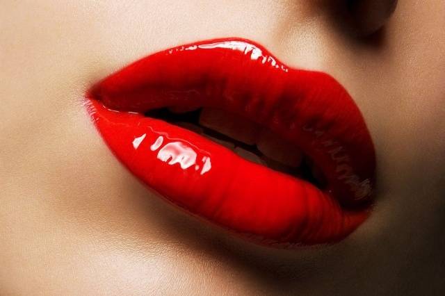 4 أسرار لاستخدام أحمر الشفاه الأحمر بمهارة... اكتشفيها