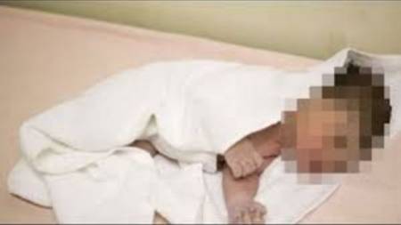 عامل يضع جثة طفله داخل حقيبة أمام مسجد .. والسبب مؤلم جدا