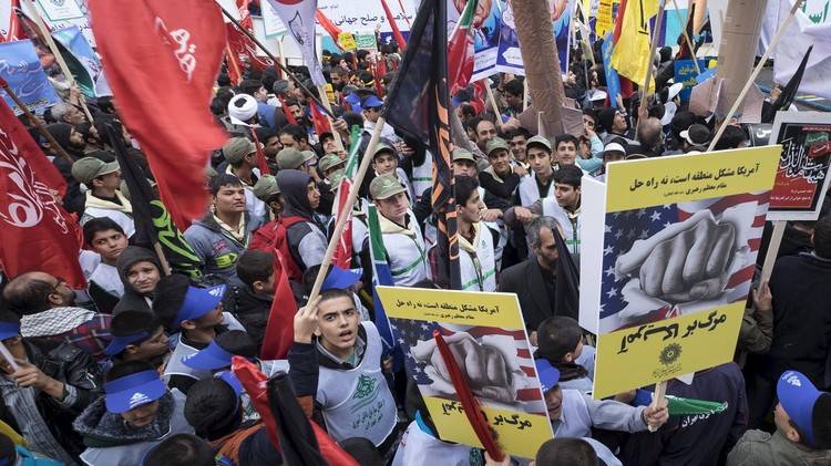 إيرانيون يتظاهرون في ذكرى احتجاز الرهائن في السفارة الأمريكية