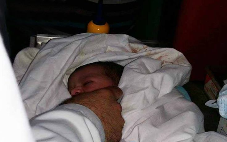 العثور على طفلة حديثة الولادة على طريق المطار