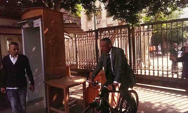 بالفيديو.. نائب يذهب إلى البرلمان بـ«الدراجة».. والسّبب؟!