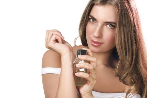 حيل ذكية تجعل عطرك يدوم لفترة أطول؟