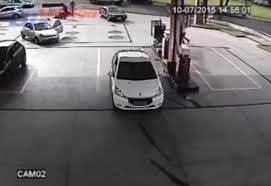 أم تترك طفلتها في كيس داخل محطة وقود!
