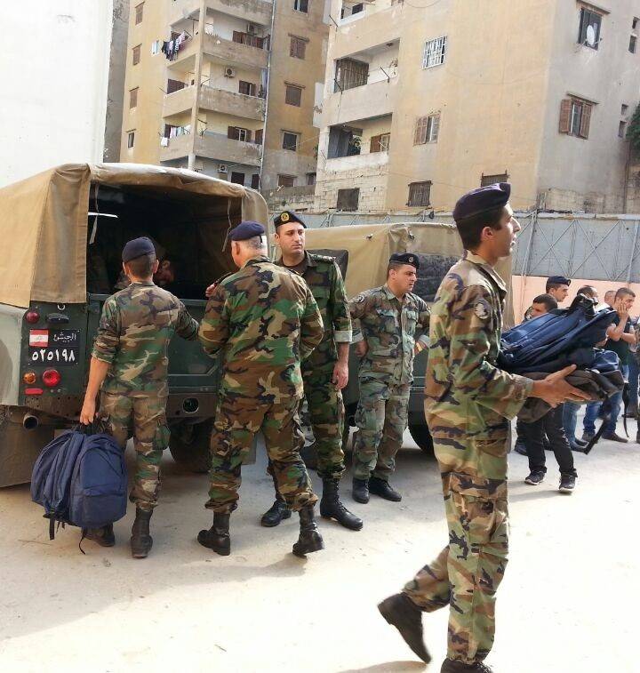 بالصورة.. الجيش يوزع لوزام مدرسية