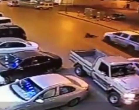 سيارة تدهس طفلاً أمام والدته فيديو مؤلم-