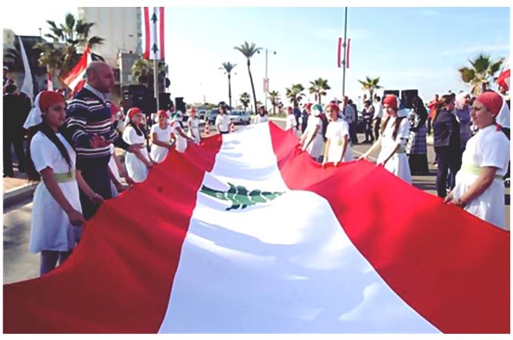 أطول علم لبناني في باريس