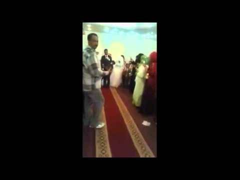 رجل يتزوج من فتاتين ويقيم لهما حفل زفاف واحد بالفيديو..