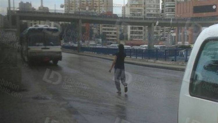 بالصور.. تحت جسر الكولا تداعبه لتسرق ما في جيبه
