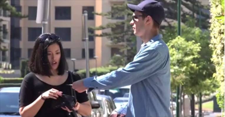 بالفيديو.. أعمى يختبر أمانة المارة والنتيجة صادمة جدا!!