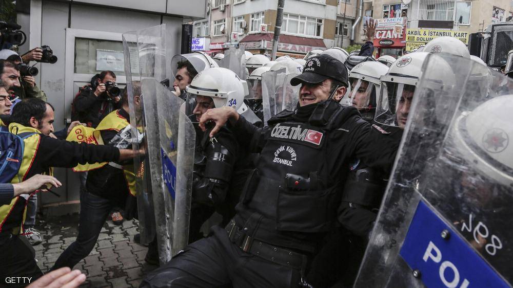 الشرطة التركية تداهم مقارا لمقربين من غولن