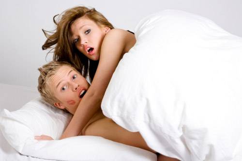 ضبط زوجته في السرير تخونه مع شقيقها!