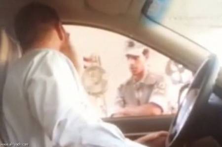 فيديو.. أوروبي يسخر ... من رجل أمن سعودي ... وكانت النتيجة