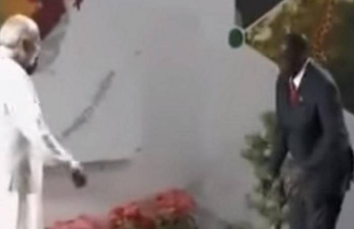 فيديو – رئيس زيمبابوي "سكران" بالهند يثير موجة من السخرية