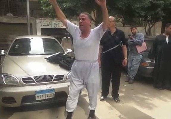بالفيديو..مواطن يخلع ملابسه امام رئيس الوزراء!