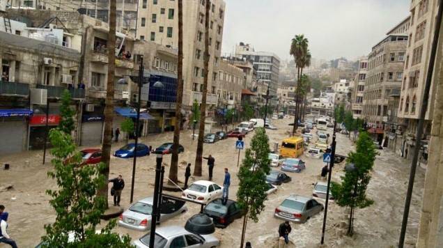 بالفيديو.. شاب أردني ينقذ عائلة من الموت غرقاً في عمان