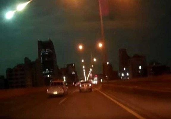 بالفيديو..  سقوط نيزك مرتين أثناء سير شاب على نفس الطريق