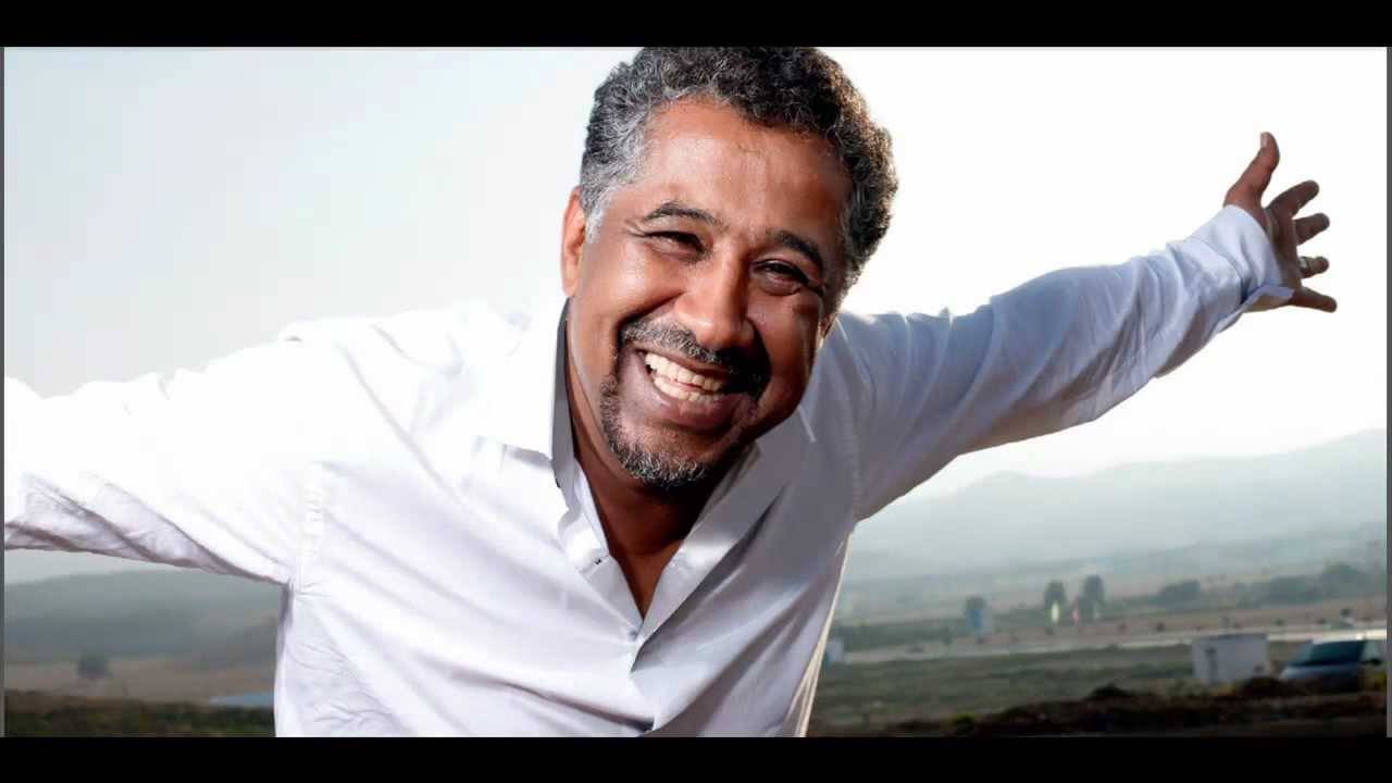 الشاب خالد يتعرض لموقف محرج ويرشق بالحجارة في حفل غنائي