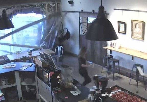بالفيديو.. شاب وفتاة يتوقعان حادث قبل حصوله بثانية