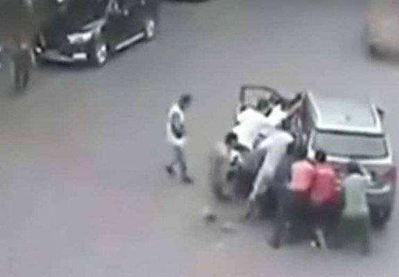 فيديو مرعب.. سيارة تدهس طفلتين وهكذا تصرف المارة