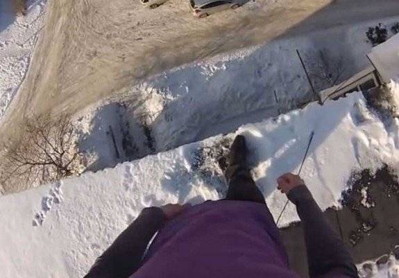 بالفيديو.. يقفز من الطابق الخامس والسبب؟