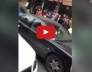 امرأة تضرب زوجها الخائن وامرأة أخرى في سيارته بالفيديو..