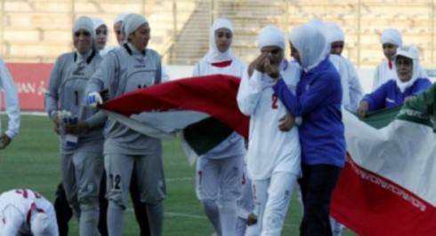 روحاني يعترض على منع مشاركة المنتخب النسائي للكرة الخماسية في بطولة دولية