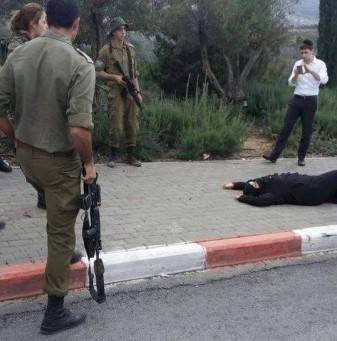 بالصور.. إصابة فتاة فلسطينية بزعم تنفيذ عملية طعن
