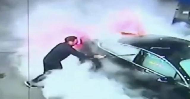 فيديو صادم.. إنقاذ سيدة من الموت داخل سيارتها