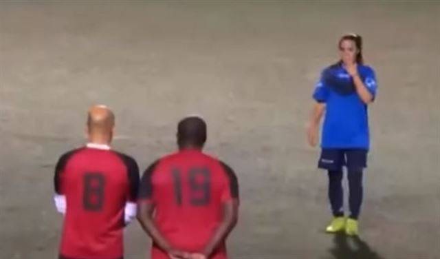 بالفيديو: مفاجأة صادمة.. لاعب كرة قدم محترف 