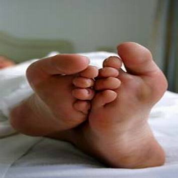 تحرق زوجها بسبب رائحة قدميه!