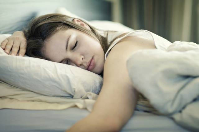 ماذا يحدث للرجل إذا تأمل زوجته وهي نائمة؟!