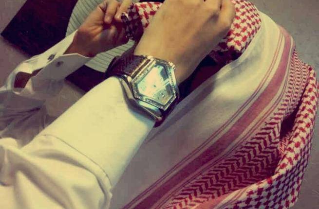 لماذا  يظهر اجنبي بالزي السعودي