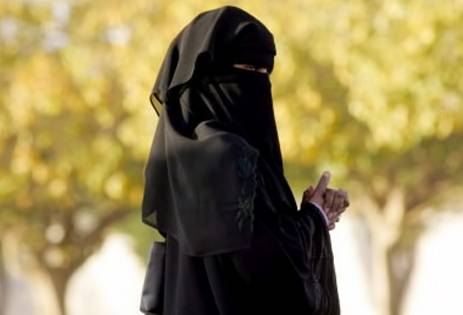 تركي يرتدي البرقع ليتمكن من رؤية حبيبته!