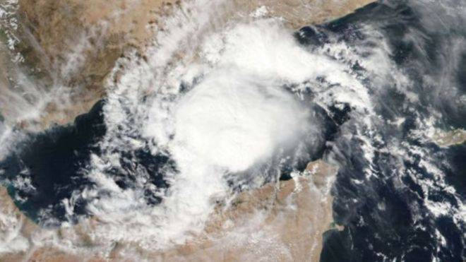 قتيلان في إعصار نادر وقوي يضرب جزيرة سقطرى اليمنية