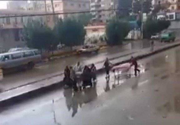 بالفيديو- كارثة ..كيف يتم نقل المرضى الى المستشفيات اثناء السيول