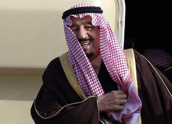 صورة للملك سلمان يطمئن على مستشاره السابق في المستشفى تشعل مواقع التواصل الاجتماعي