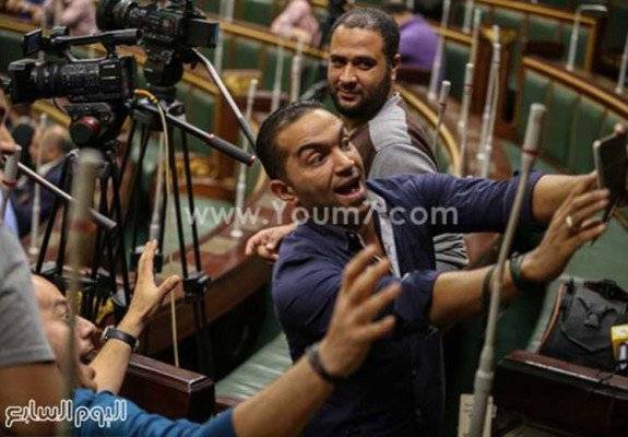 بالفيديو..مراسلون وصحافيون يلتقطون السيلفي داخل مجلس النواب