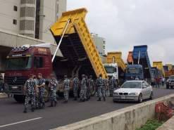 اشكال بين أصحاب الشاحنات المعتصمين في نهر الكلب والقوى الأمنية على خلفية محاولة قطع المسلك الغربي
